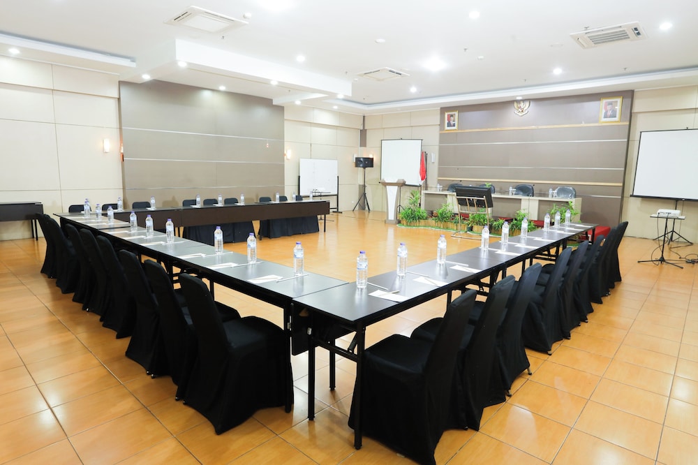 Front One Hk Resort Semarang 45/49