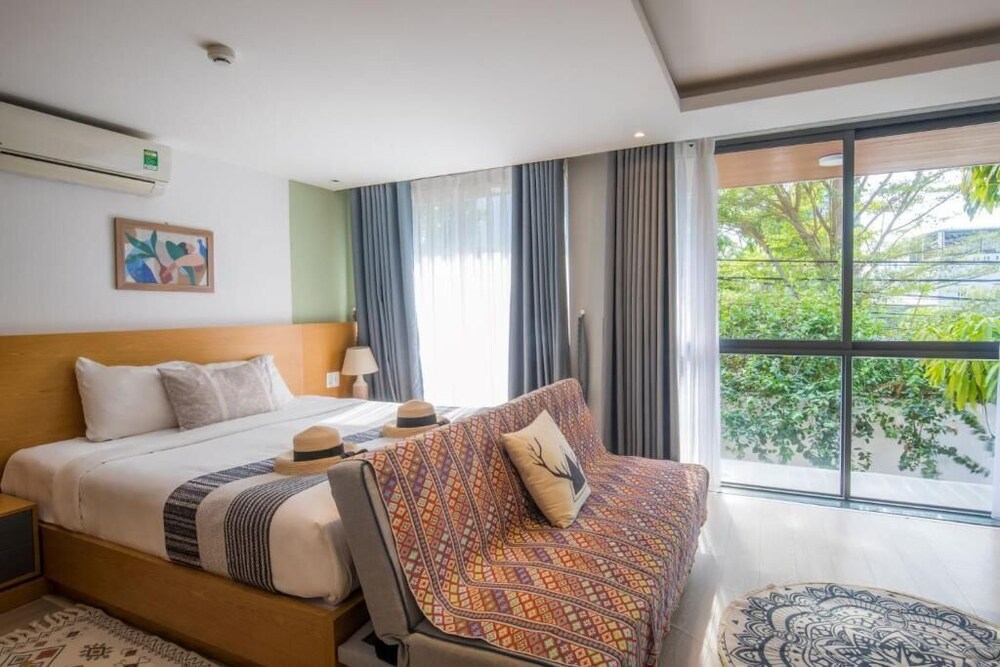 STUDIO, KING BED, SOFA