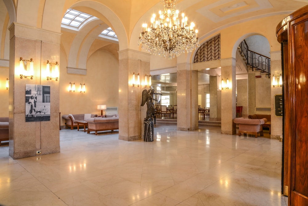Vittoria Hotel 9/75