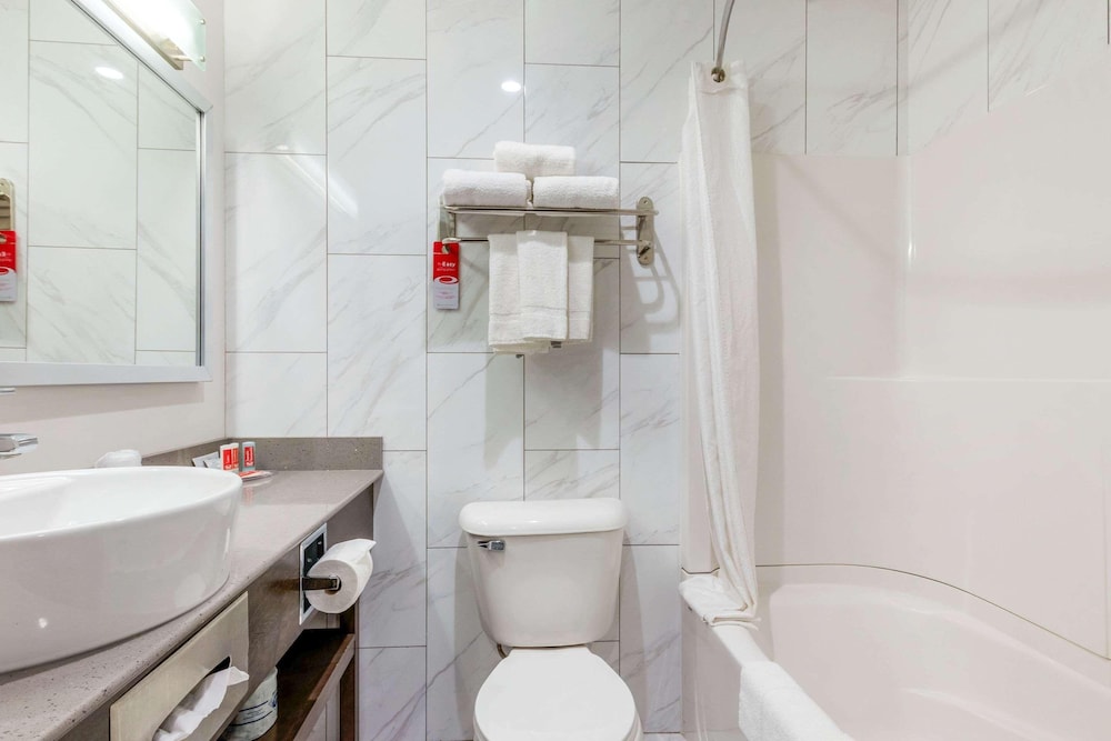 Super 8 by Wyndham Macleod Trail Calgary 29/60