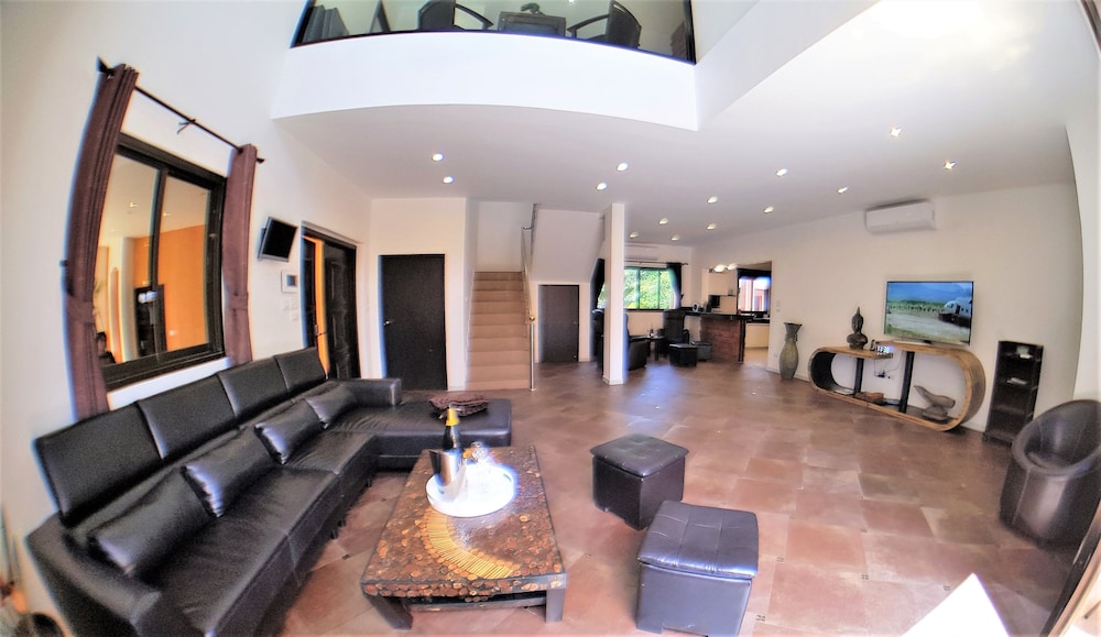 Hide Land Pattaya - Luxurious Tropical Villa 93/97