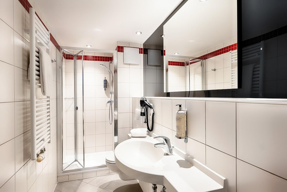غرفة عائلية ثلاثية بسرير مزدوج وسرير فردي، Premier Inn Cologne City Centre hotel 4/5