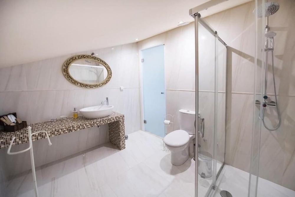 Pirofani Hotel 49/50
