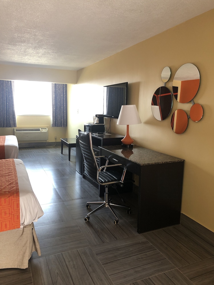 Howard Johnson by Wyndham North Bergen 18/21