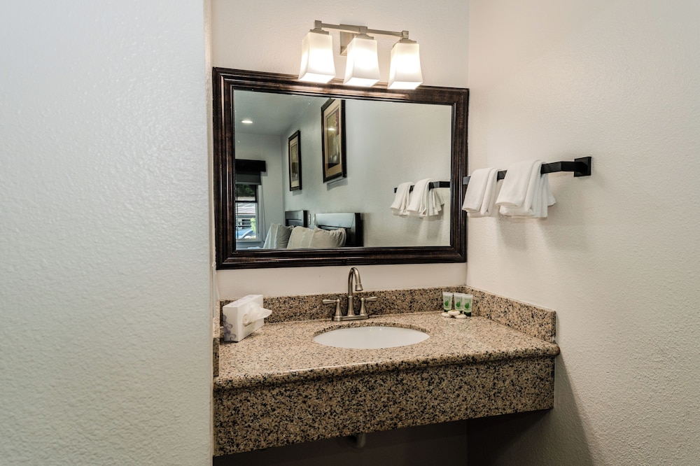 Monterey Surf Inn 38/40