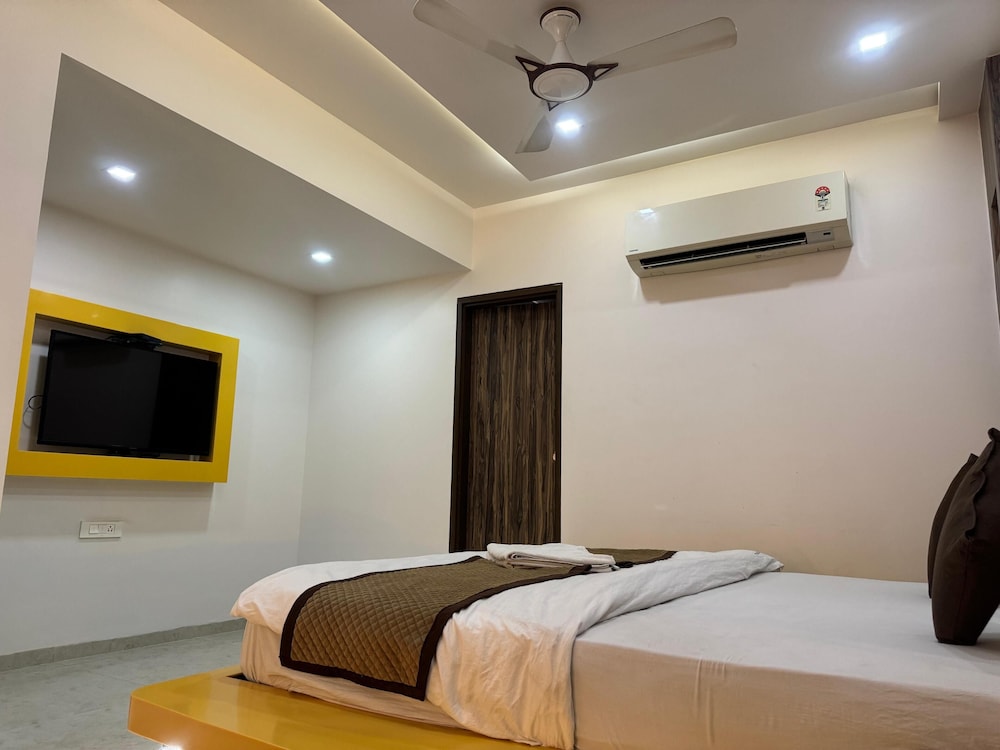 OYO Rooms Thaltej SG Highway 12/51