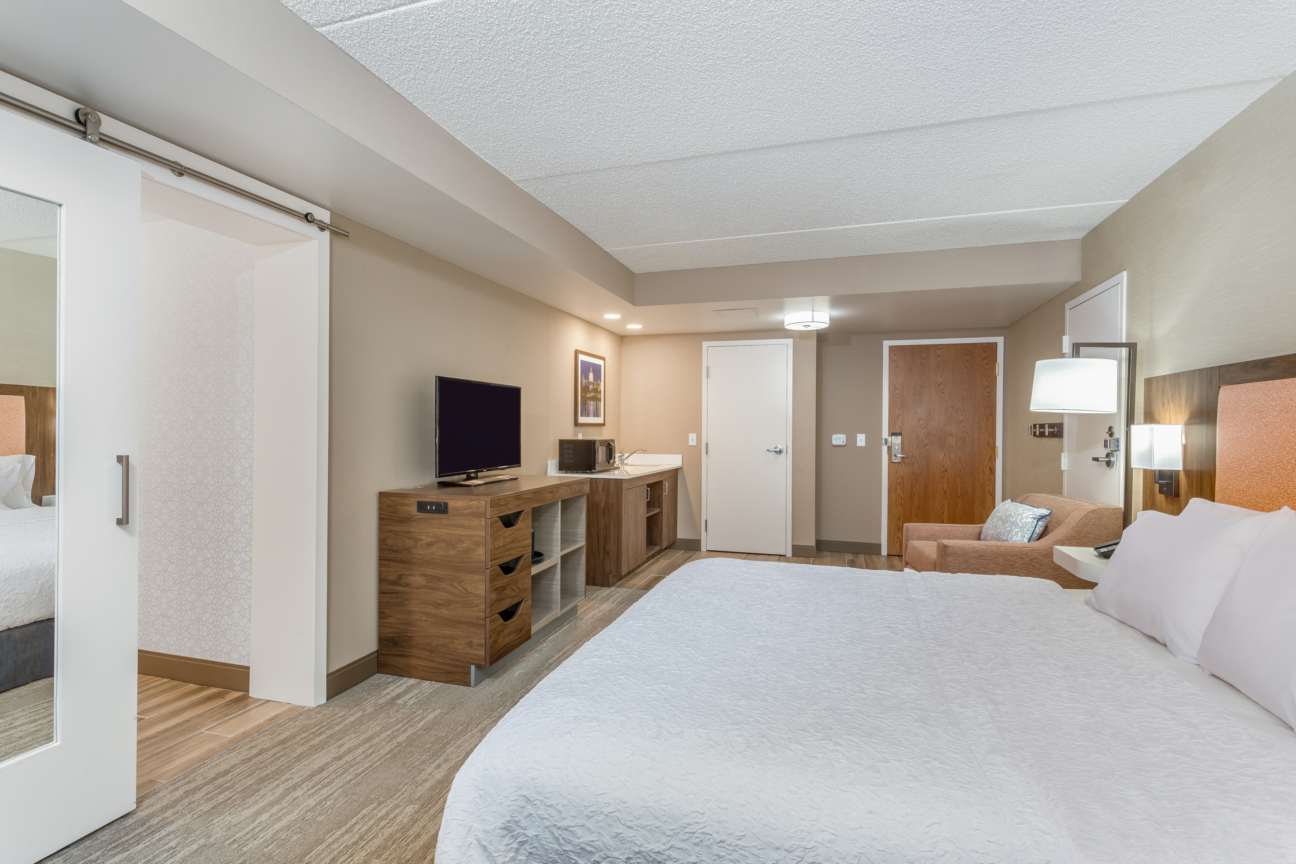 SUITE, KING BED, ACCESSIBLE