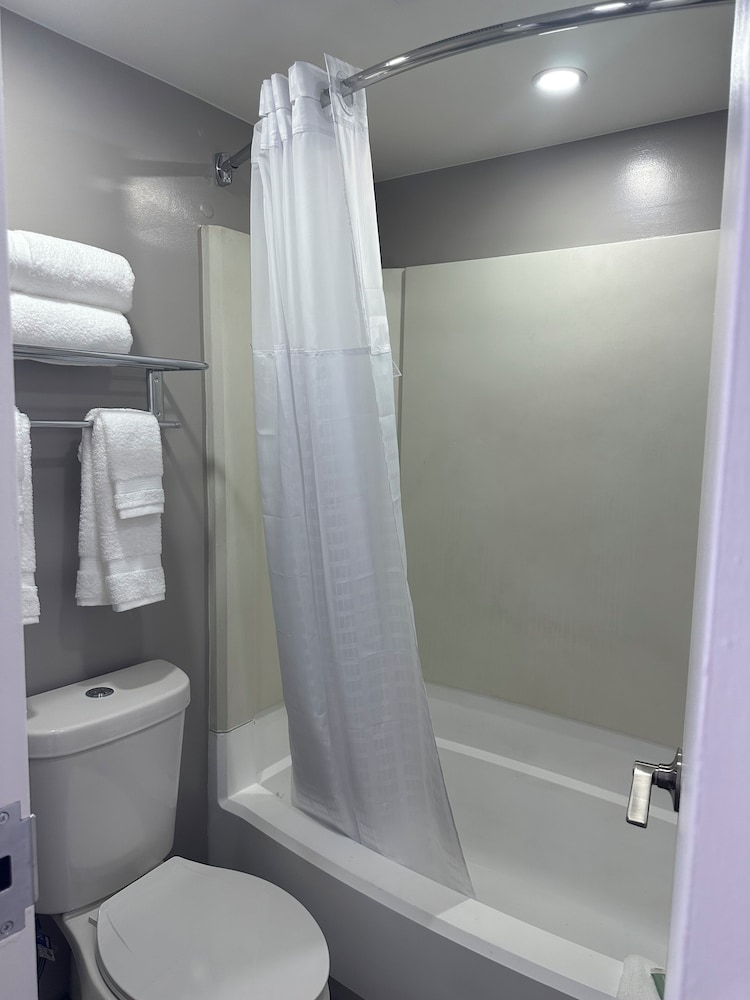 Super 8 by Wyndham Baltimore Northwest 38/40