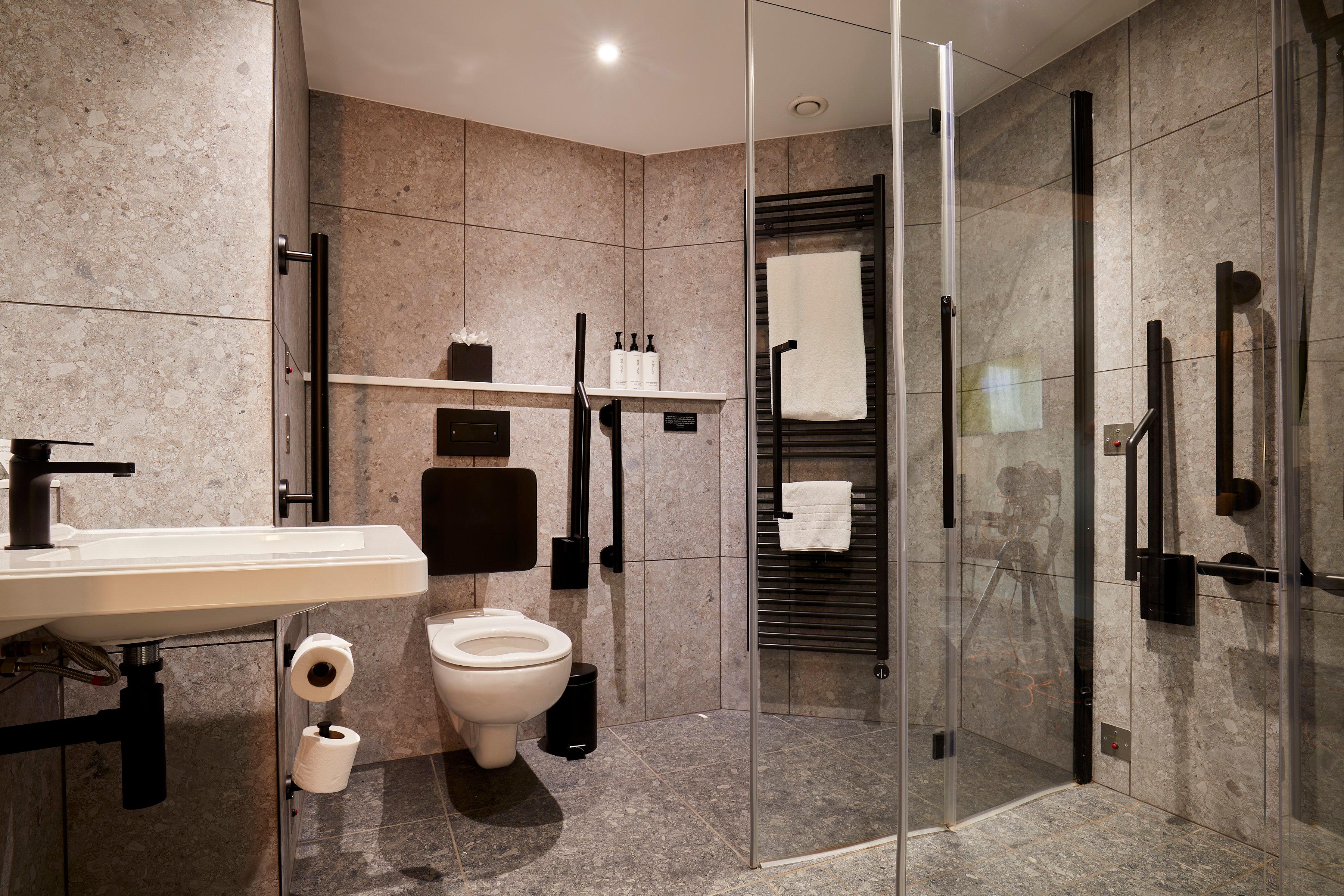 غرفة بسرير كوين لذوي الإعاقة، voco Leicester, an IHG Hotel 2/2