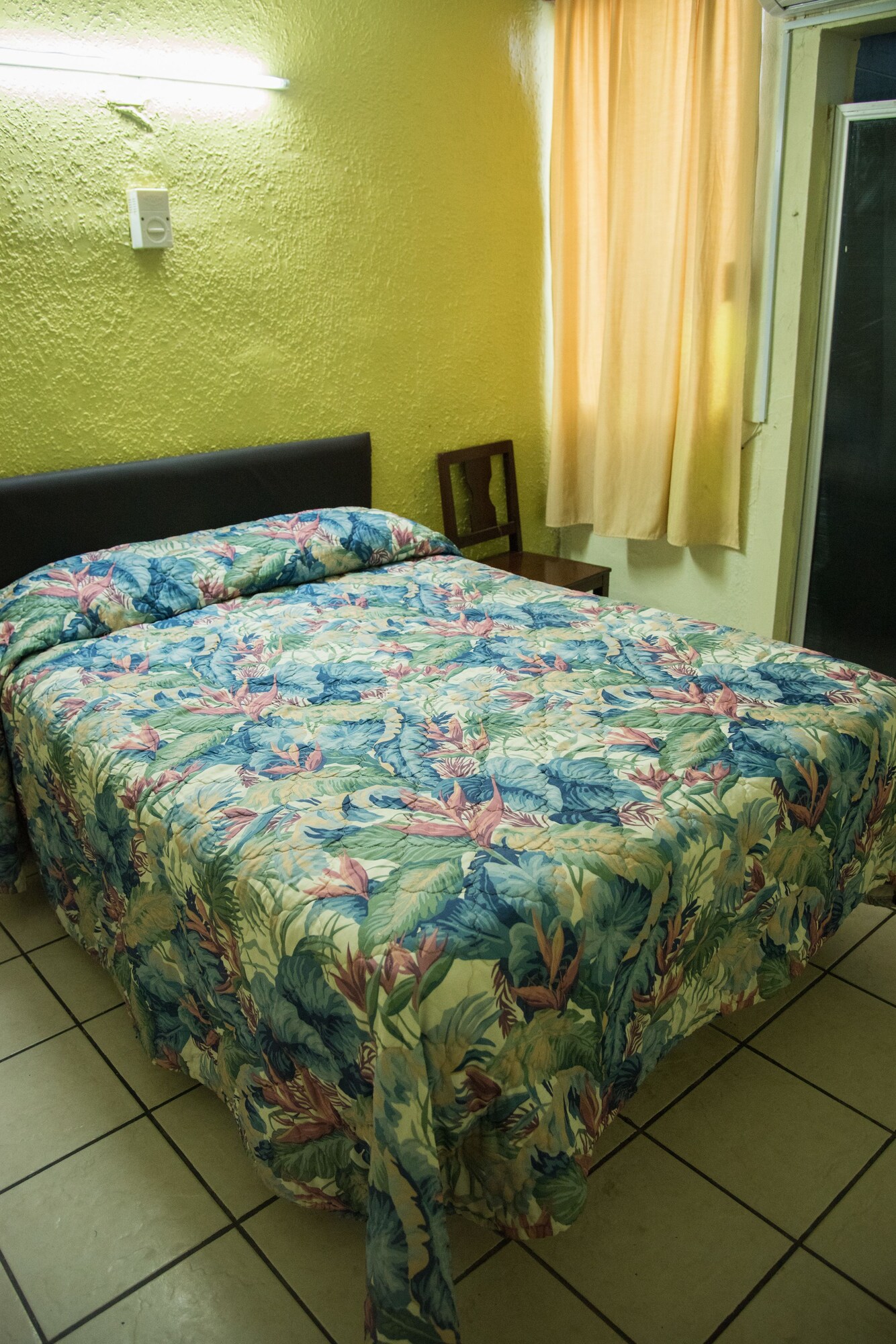 ROOM, DOUBLE BED