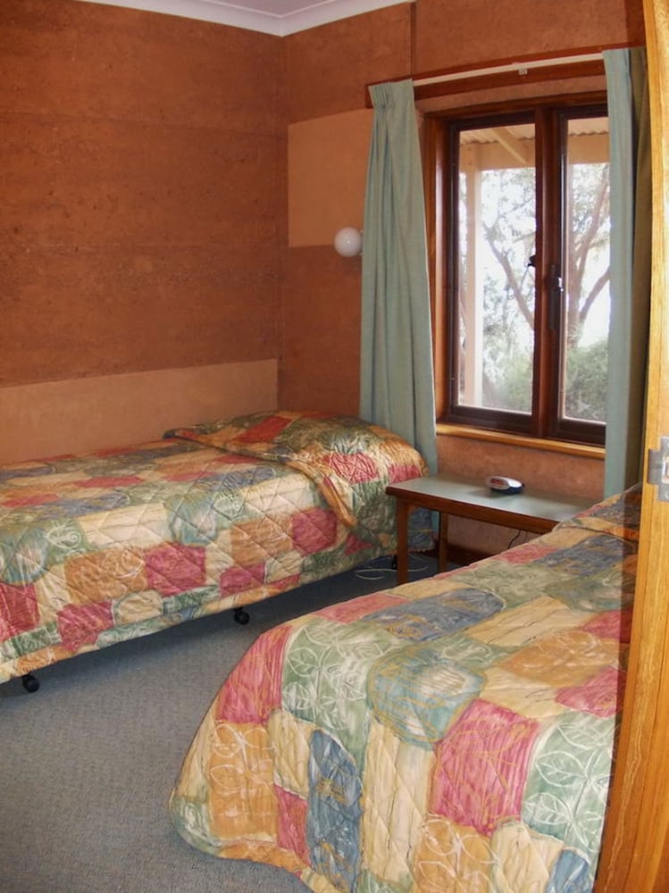MUD HUT MOTEL 29/57