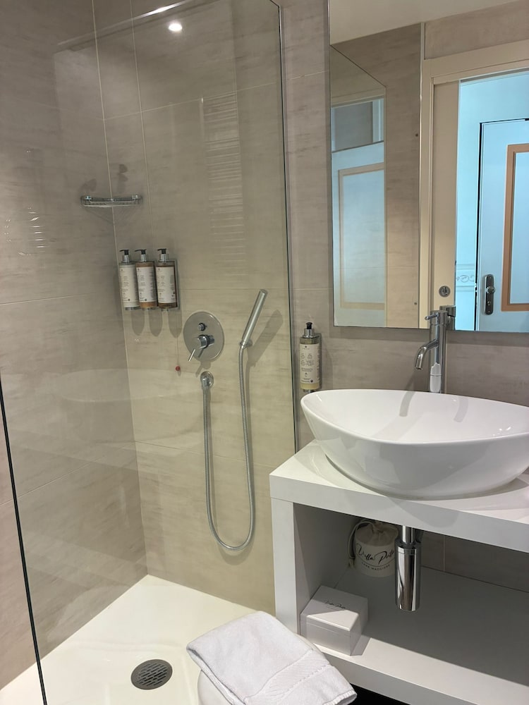 جناح عائلي ديلوكس بفراش فوتون وسريرين منفصلين وسرير مزدوج وسرير فردي بشرفة، Relais Villa Porta 4/4