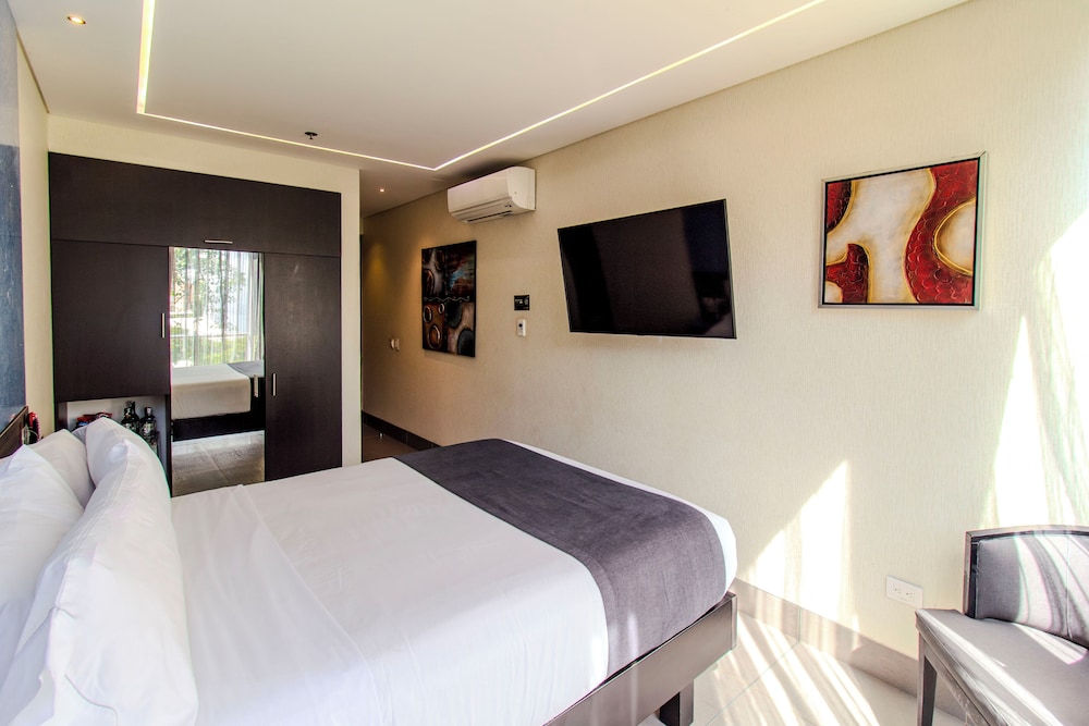 Plus, Queen Bed