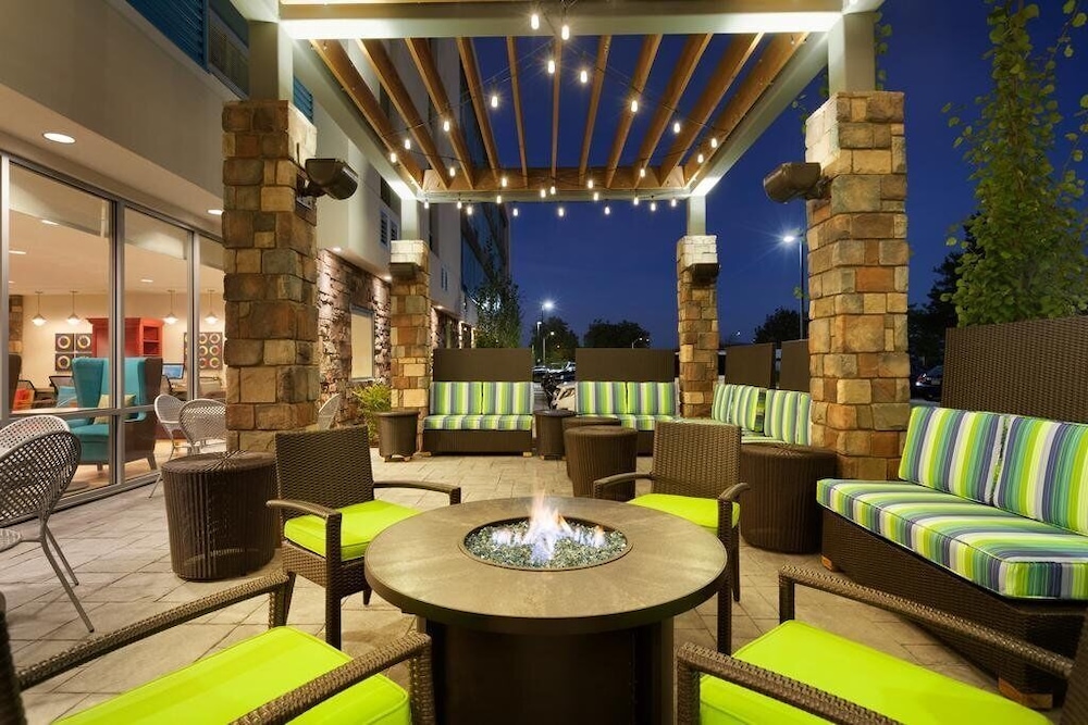 Home2 Suites by Hilton Newark Airport 20/25
