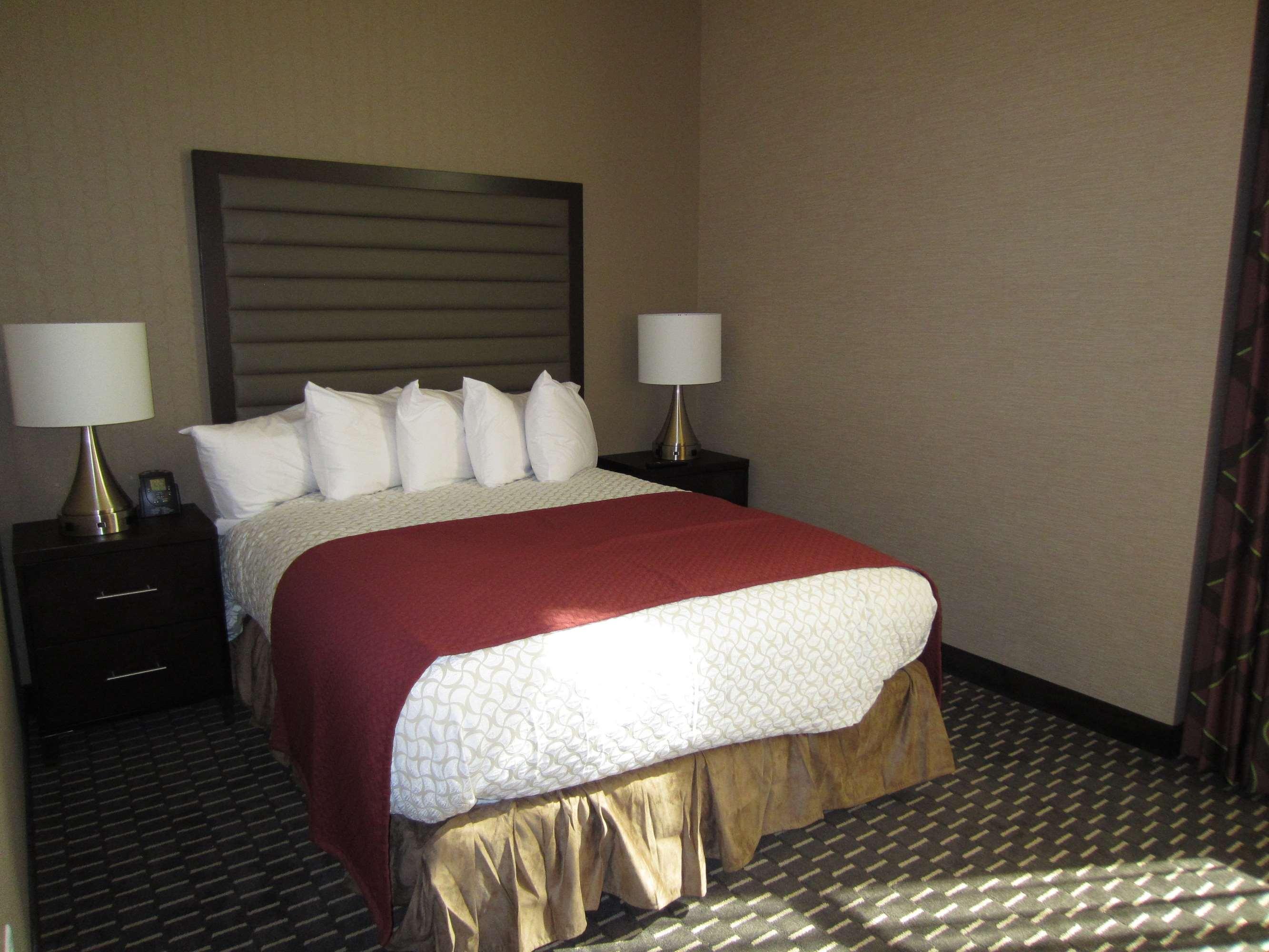 2 ROOMS, SUITE, QUEEN BED