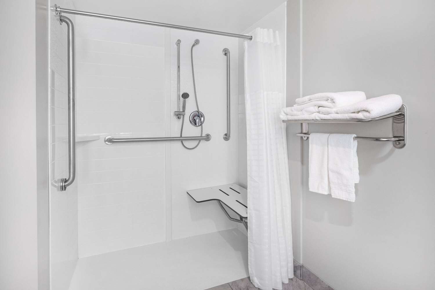 Days Inn and Suites By Wyndham Niagara Falls/Buffalo 40/40