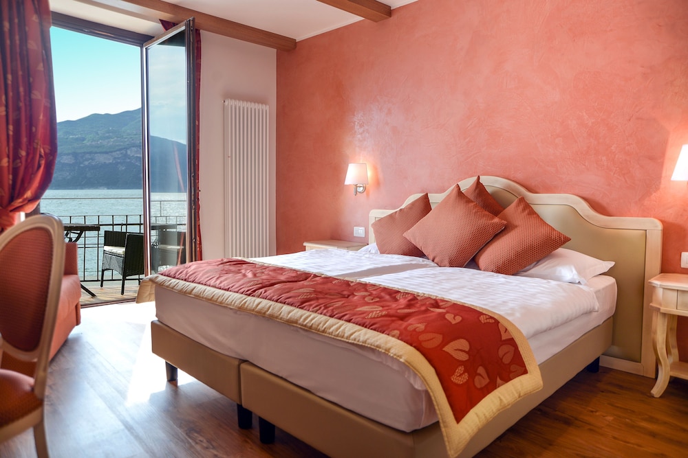 Boutique Hotel Brenzone 26/78