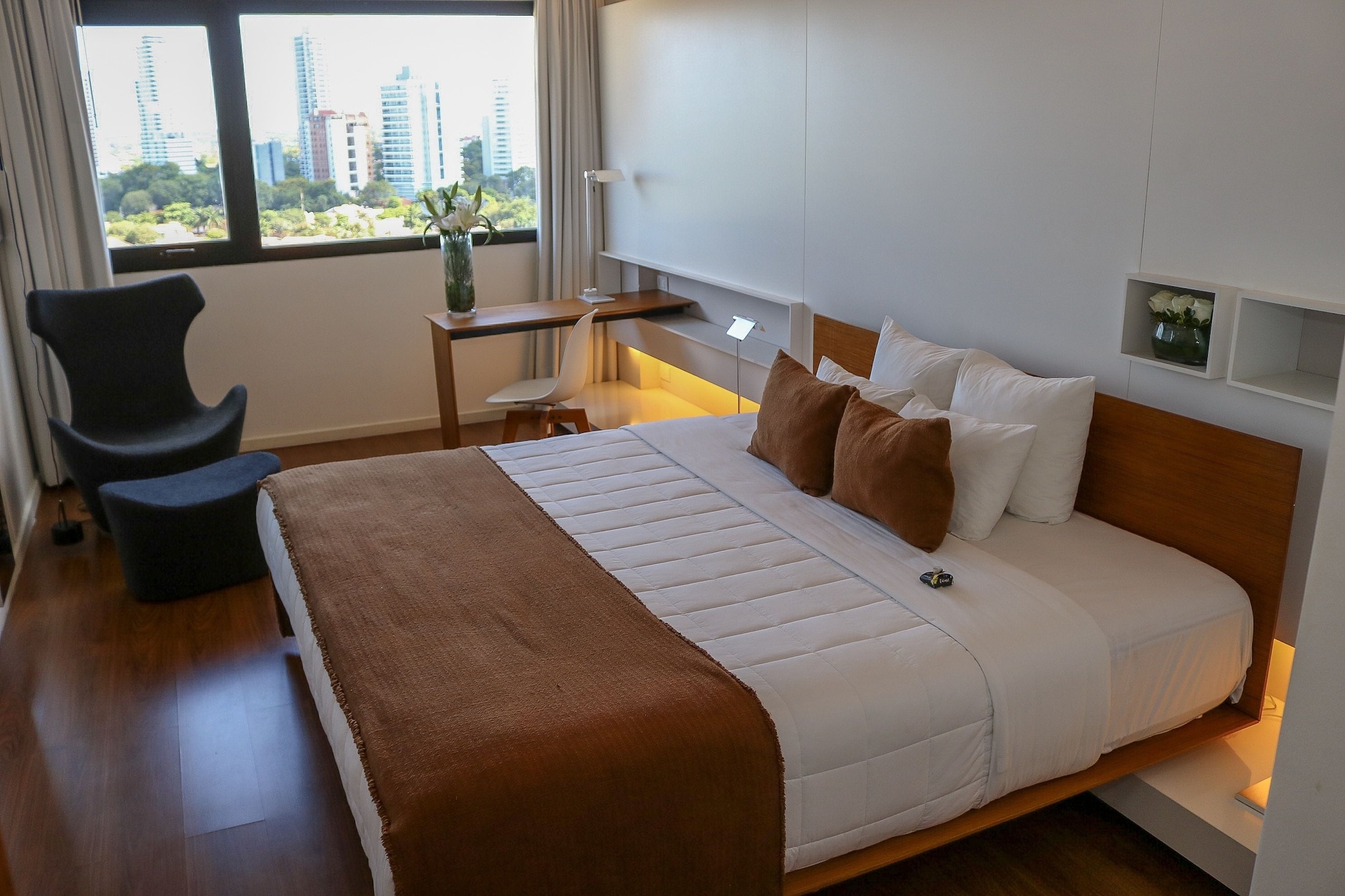 SUITE, KING BED
