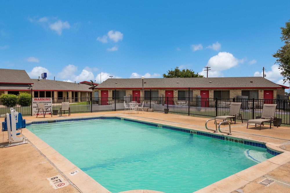 Americas Best Value Inn Lockhart TX (ex OYO Hotel) 37/40