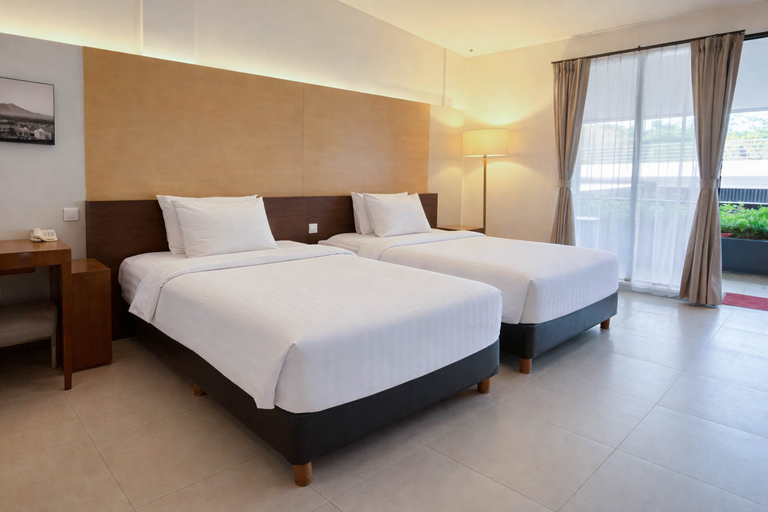 Deluxe, Double Bed, Pool Floor