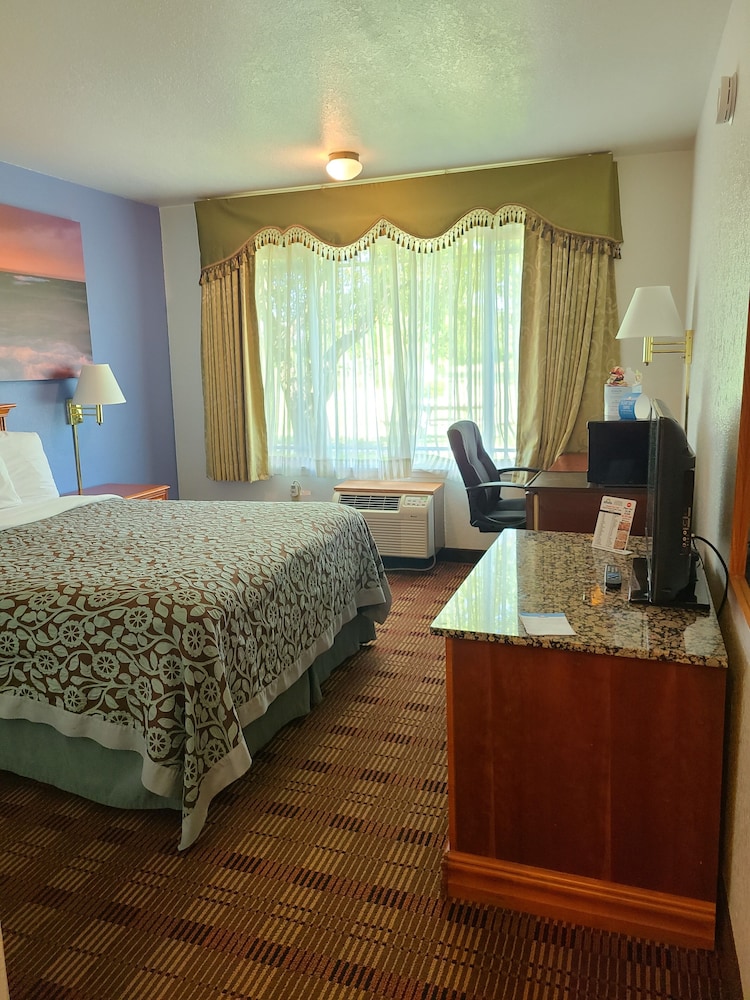 Days Inn By Wyndham Holland 18/35