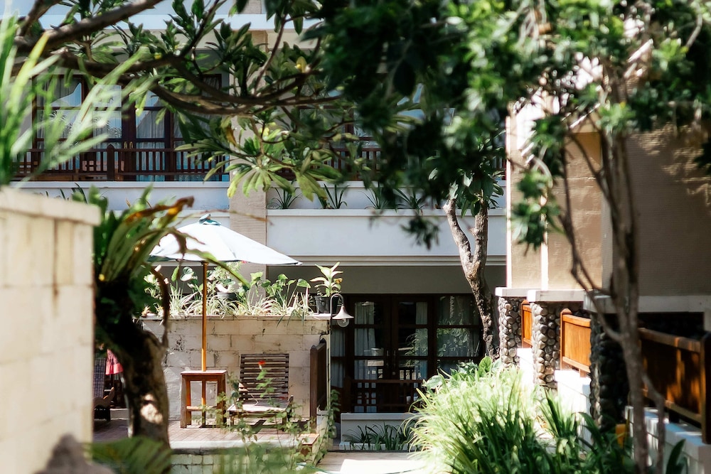 FOURTEEN ROSES BEACH HOTEL 8/62