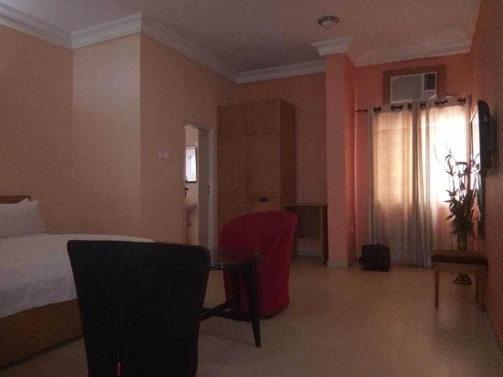 Allen Suites 8/12