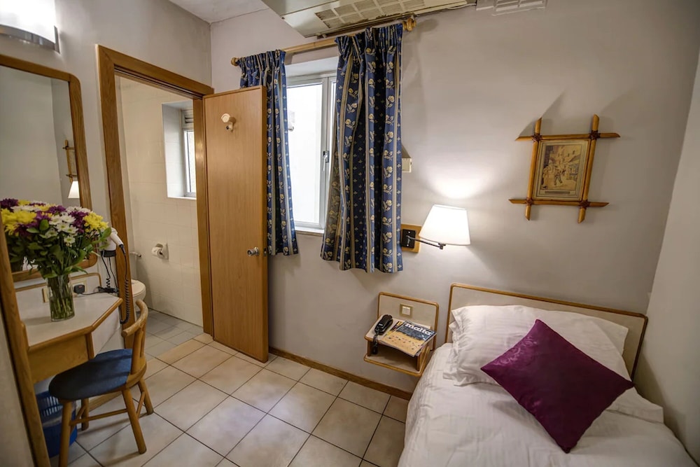 ROOM, SINGLE