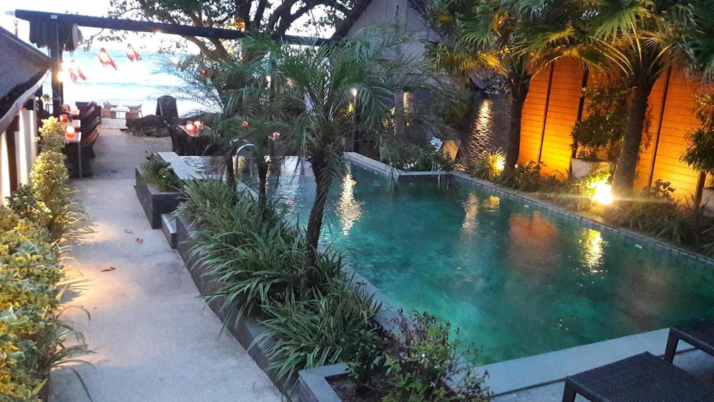 15 Palms Beach Resort 54/56