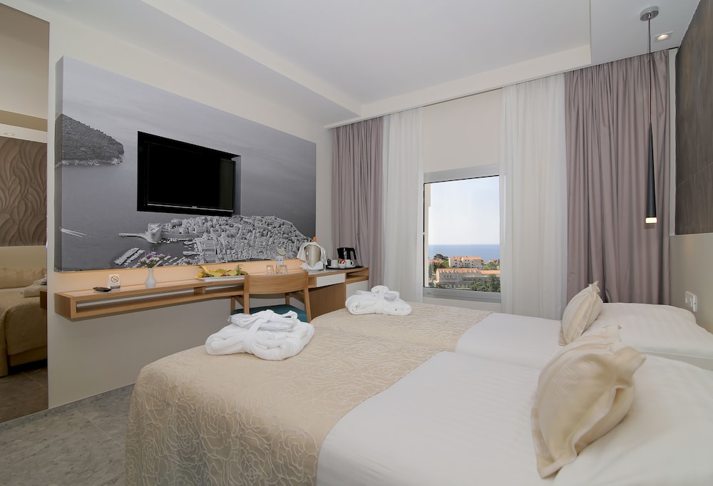 Lero Hotel 16/82