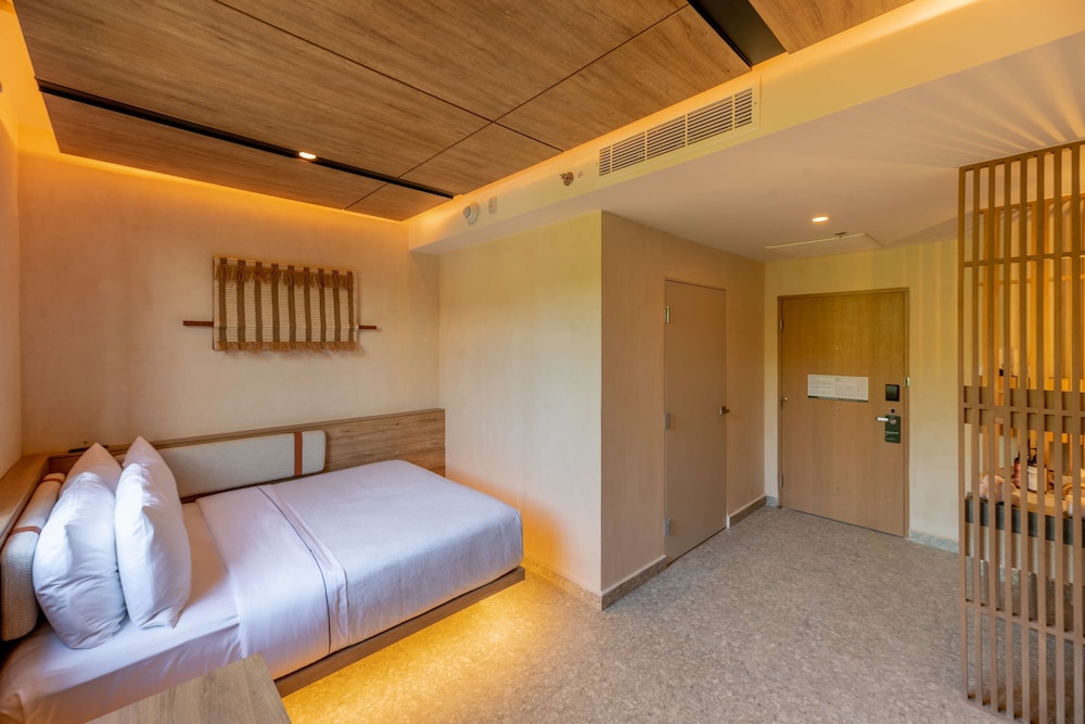 ROOM, QUEEN BED, ACCESSIBLE