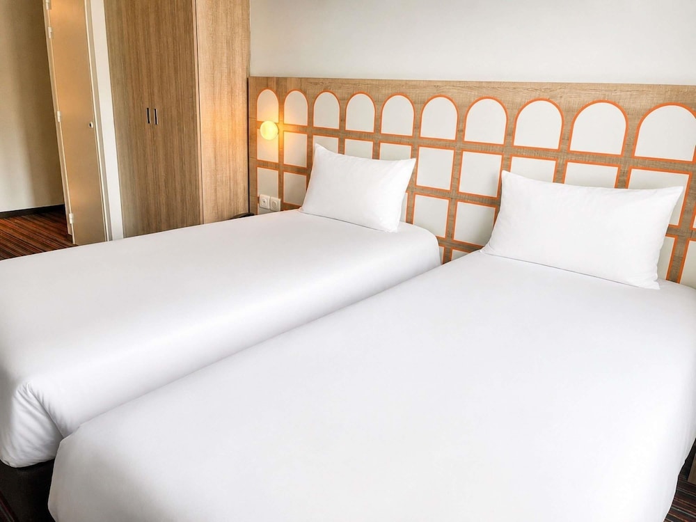 Pop, Twin Beds