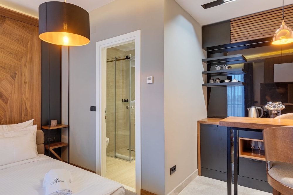 Black Pearl Luxury Suites 9/44