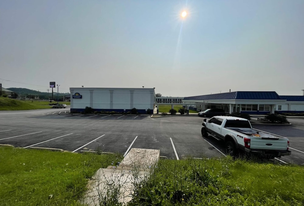 Days Inn And Suites By Wyndham York 18/28