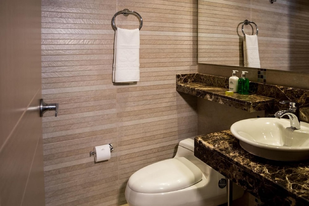 Hotel Plaza Suites 18/65