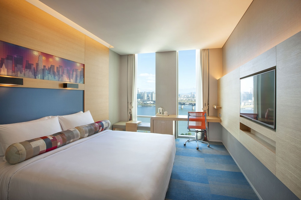 Aloft, King Bed, River View