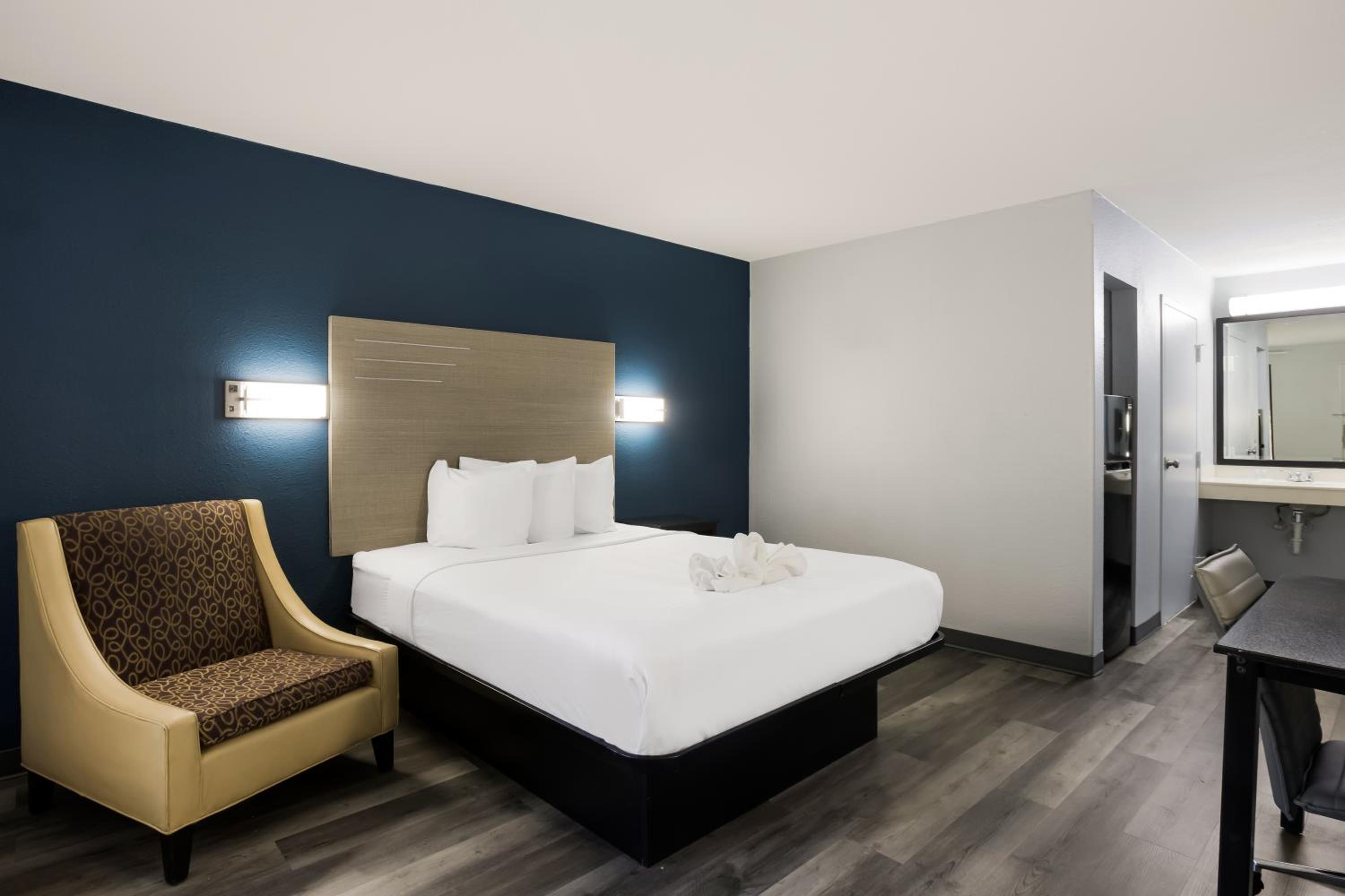 Room, Queen Bed, Bathtub, Accessible