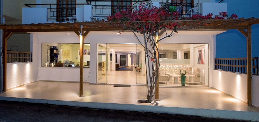Artemis Hotel Apartments 3/50