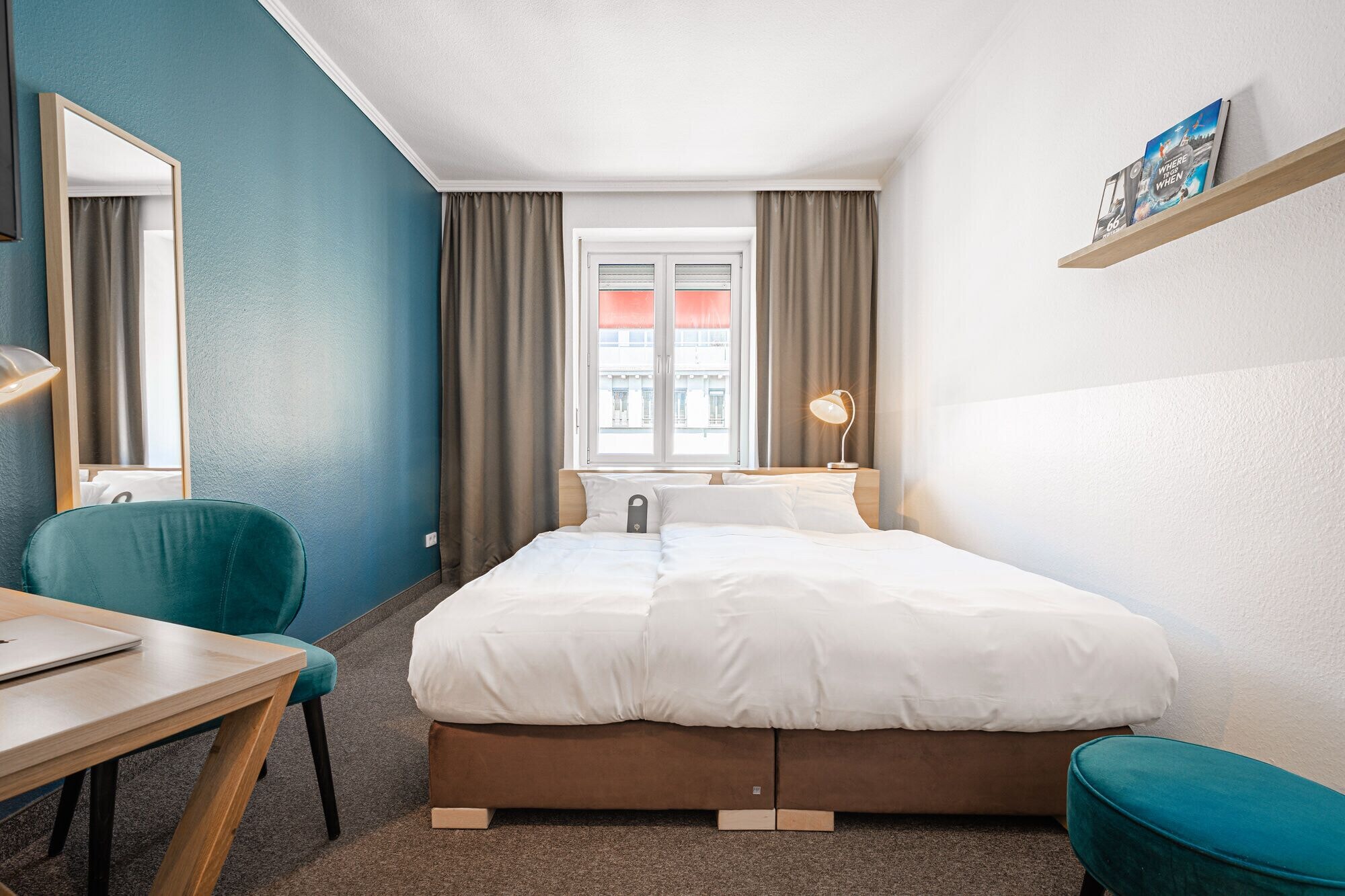 ROOM, DOUBLE BED
