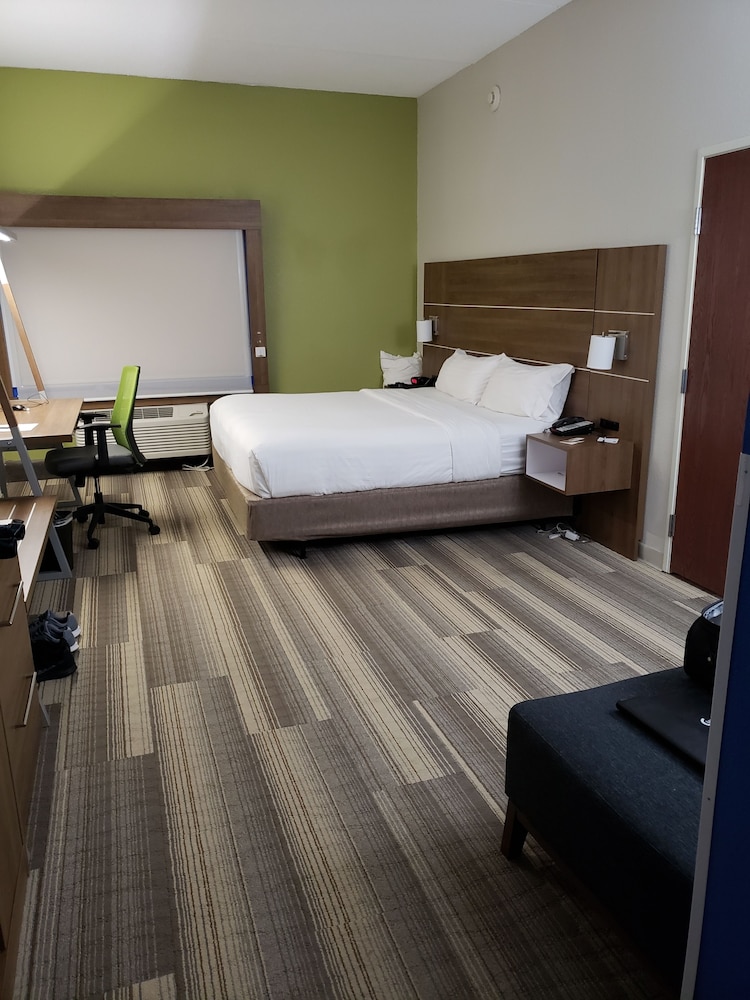 Holiday Inn Express Suites Raleigh Ne Medical Ctr Area 31/74