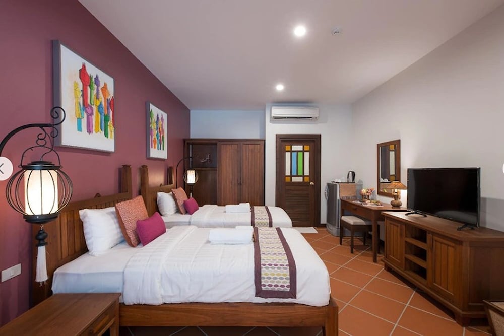 SUPERIOR, TWIN BEDS, POOL VIEW
