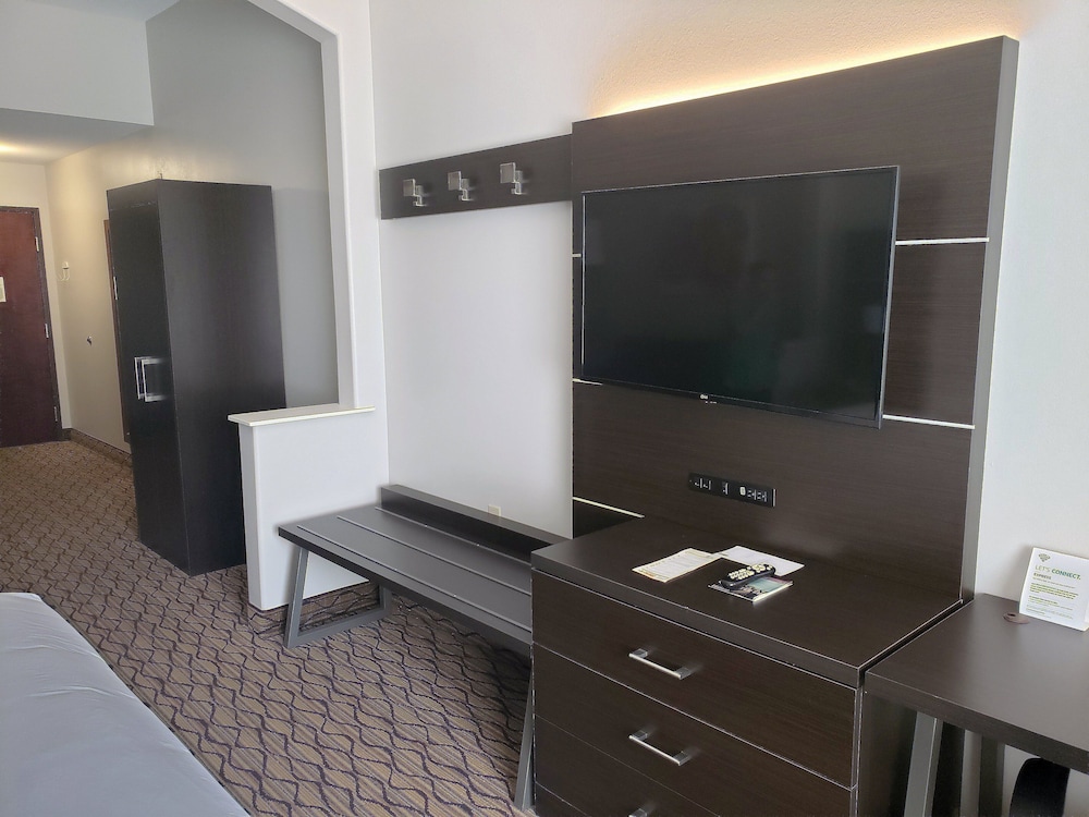 Holiday Inn Express Hotel Suites San Angelo 38/58