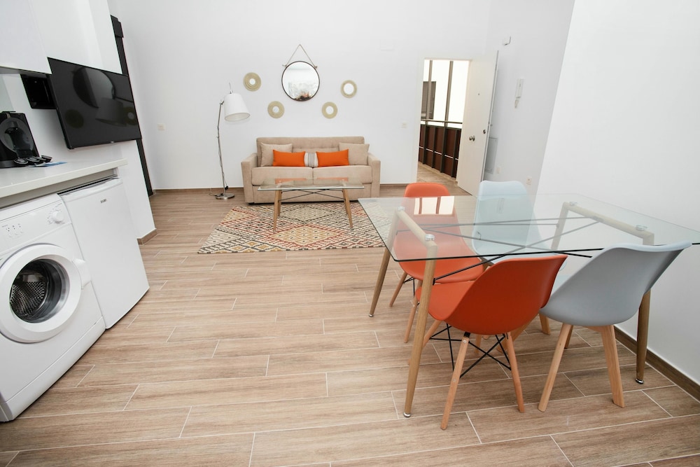 Feelathome Martires Apartments 64/74