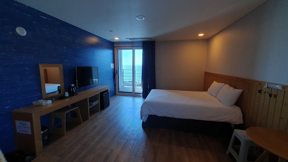 DELUXE, QUEEN BED, OCEAN VIEW
