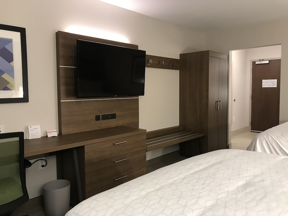 Holiday Inn Express & Suites Phoenix - Airport North 23/71