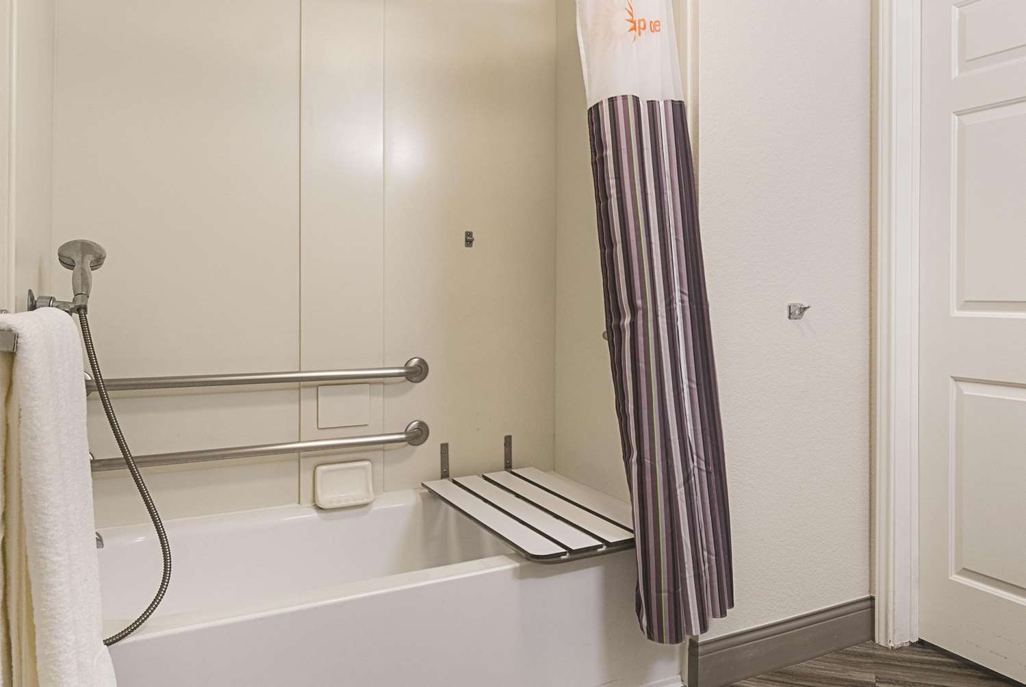 La Quinta Inn & Suites by Wyndham Ontario Airport 57/58
