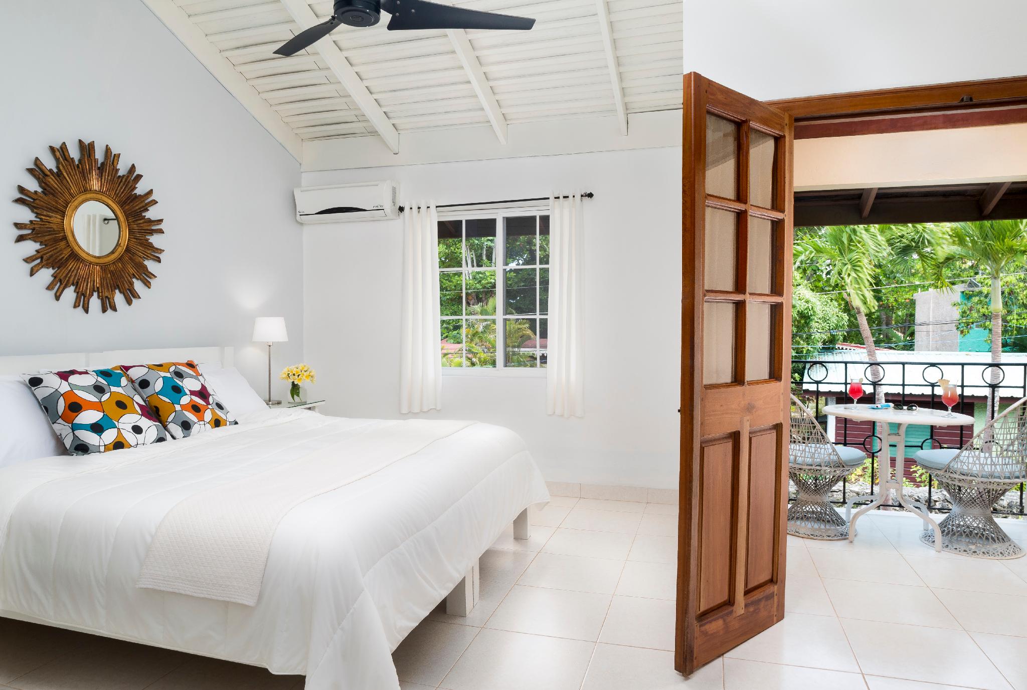 Superior, Queen and Twin Beds, Beach Side