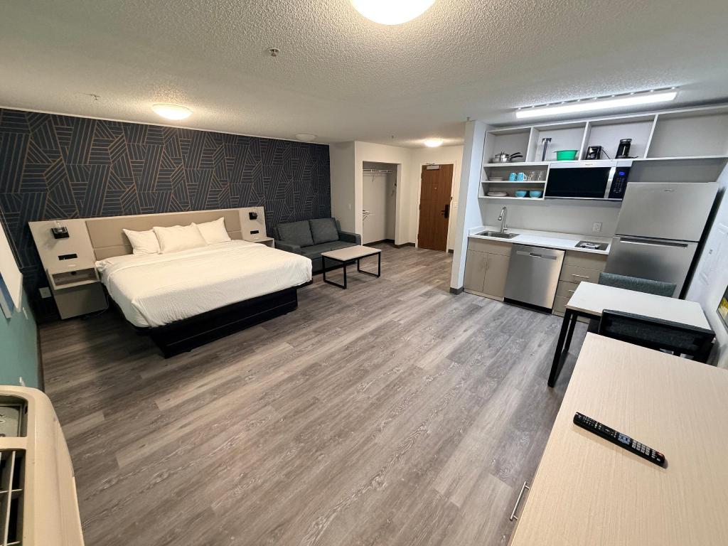 ROOM, QUEEN BED
