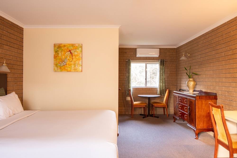 HEPBURN SPRINGS MOTOR INN 9/50
