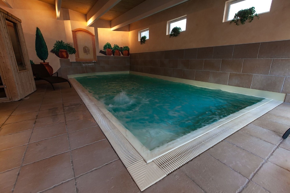 swimming pool spa